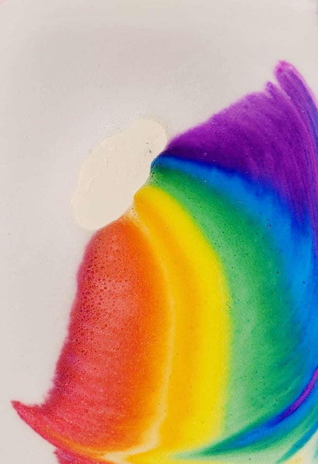 Utilisation de la bombe de bain magique ProÉcolo Nuage dans un bain relaxant